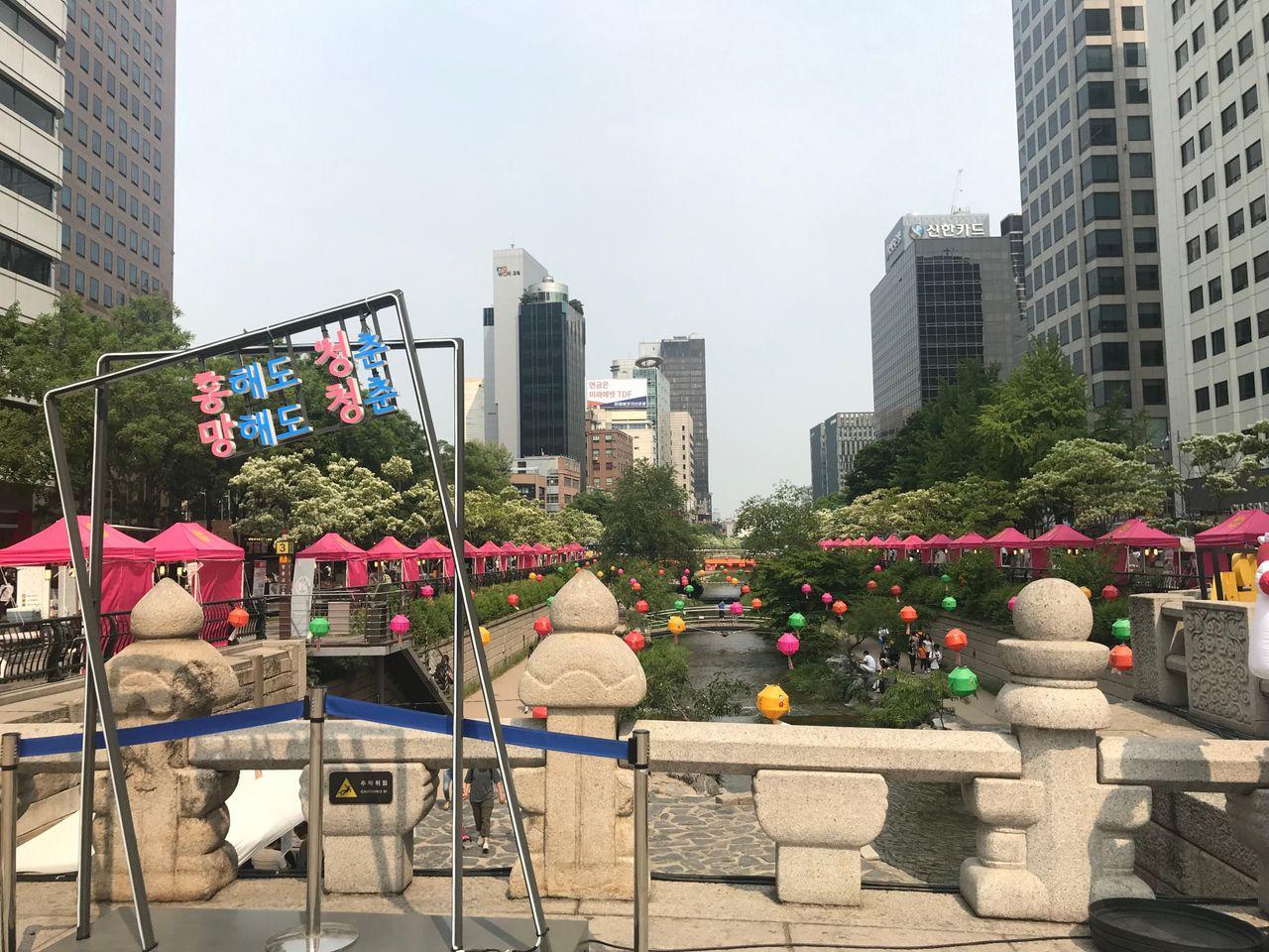 【คยองชองกเยชอน เกาหลี】ตะลุยตลาดนัดกลางคืนที่คลองชองกเยชอน 2025! เดินเลียบคลองชองกเยชอนสวย ๆ และตะลุยตลาดนัดกลางคืนกัน!